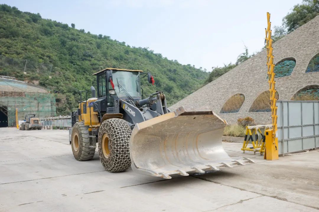 開山全能王，XC956側卸隧道施工顯身手