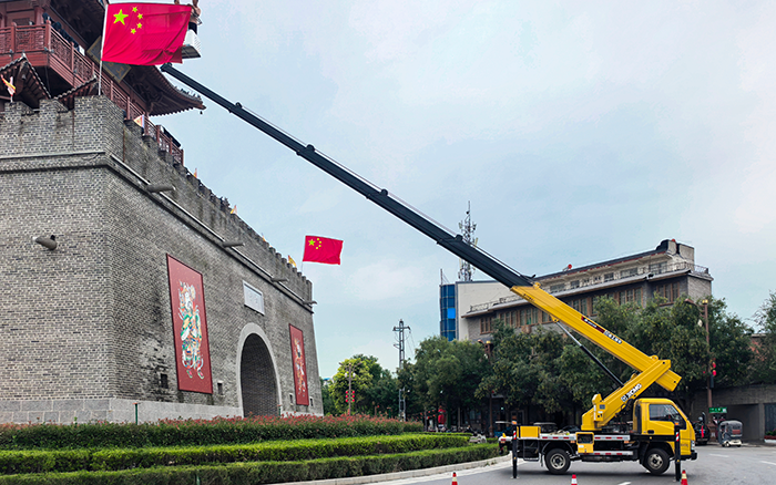 徐工 GKS326 助力文昌閣 “中國紅” 綻放，高效平穩守護國旗榮光
