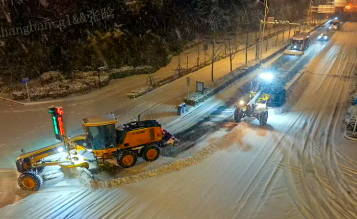 暴雪來襲！數十臺平地機集體出動，守護出行安全