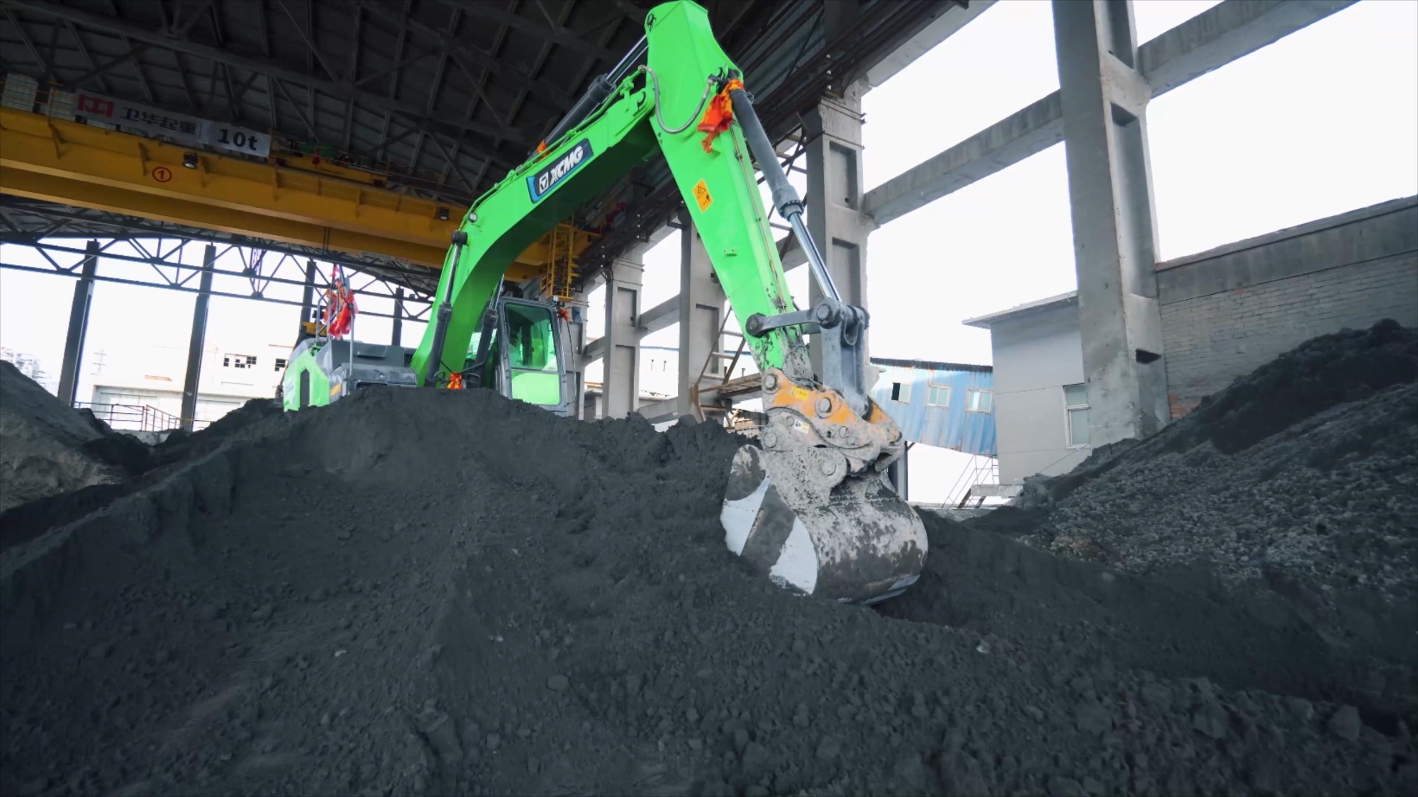 綠色動力護航安全施工！徐工XE215EV純電挖掘機閃耀甘肅磷礦基地