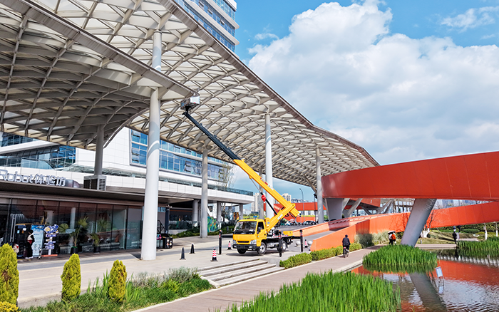 高空“精修”！徐工M系列高空作業(yè)車為西南擦亮城市封面